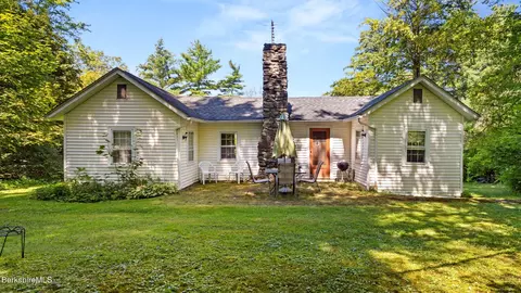 7 Mahkeenac Heights Rd, Stockbridge, MA 01262