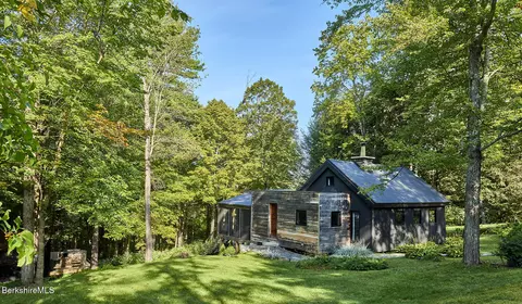 15 Mahkeenac Heights Rd, Stockbridge, MA 01262