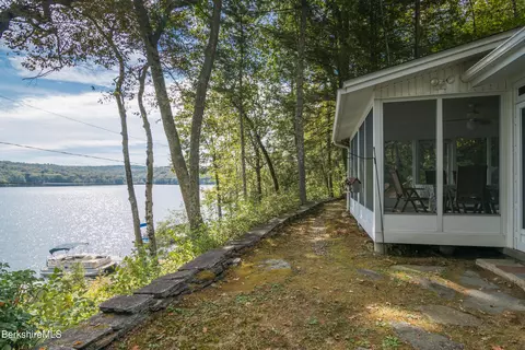 236 Norwich Lk, Huntington, MA 01050