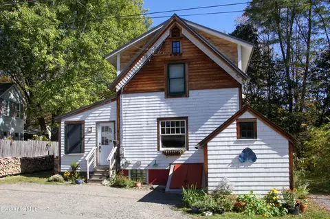 8 North St, Charlemont, MA 01339