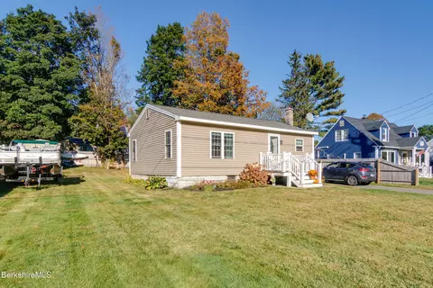 8 Balance Rock Rd, Lanesborough, MA 01237