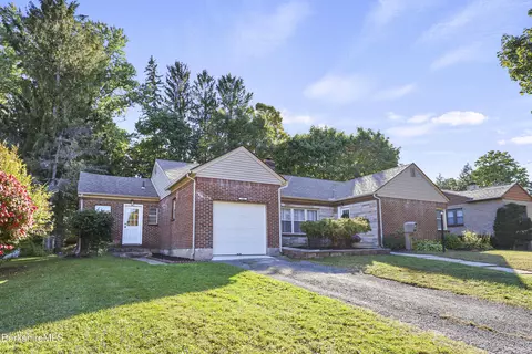 106 Sampson Pkwy, Pittsfield, MA 01201