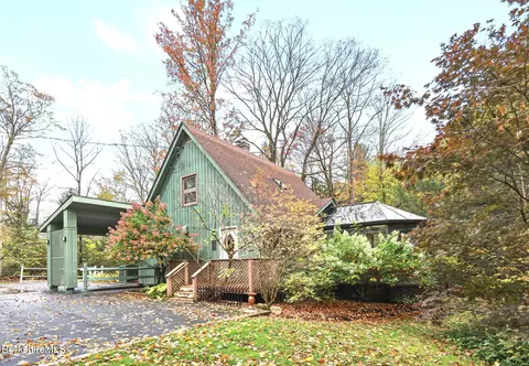1178 Bancroft Rd, Becket, MA 01223