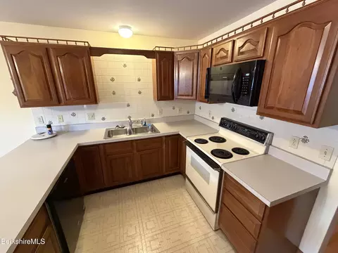 165 George Street St, Lee, MA 01238 photo 10