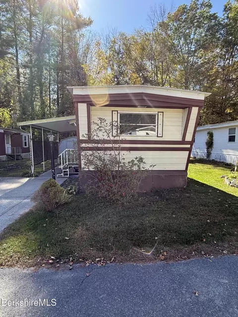 9 Pinnacle Pt, Adams, MA 01220