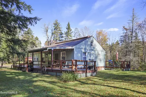 7 Garnet Mountain Ln, Peru, MA 01235