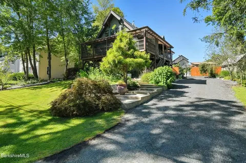 183 Grove St, Northampton, MA 01060