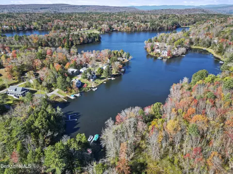 14 15 George Schnopp Rd, Hinsdale, MA 01235