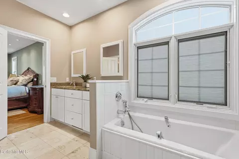 Bath - 4 Stoneledge Rd, Lenox, MA 01240 photo 1 of 8