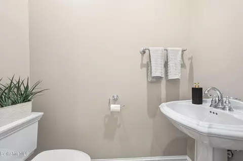 Bath - 4 Stoneledge Rd, Lenox, MA 01240 photo 3 of 8