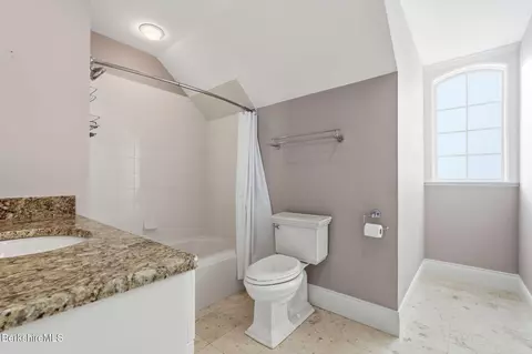 Bath - 4 Stoneledge Rd, Lenox, MA 01240 photo 4 of 8