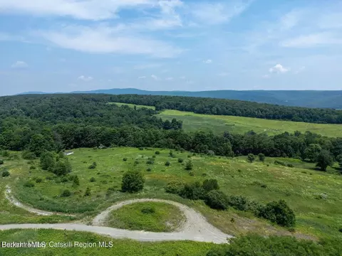 86 Balleymount Dr, Ancram, NY 12502