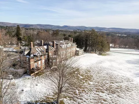 200 Vanna Apt 3 Old Stockbridge Rd, Stockbridge, MA 01262
