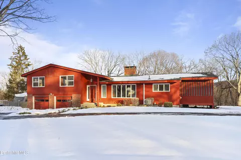 43 Palomino Dr, Pittsfield, MA 01201