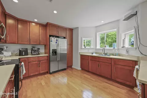 674 Benton Hill Rd, Becket, MA 01223