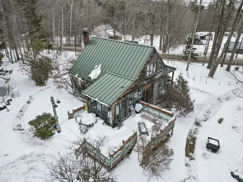 13 Jordan Rd, Cummington, MA 01026