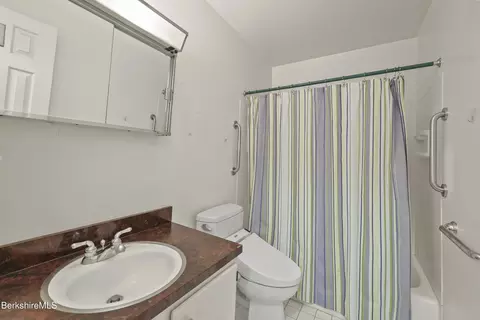 Bath - 34 Thistle Path, Williamstown, MA 01267 photo 1 of 2