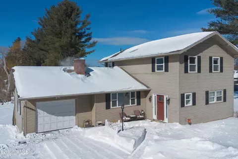 582 E New Lenox Rd, Pittsfield, MA 01201