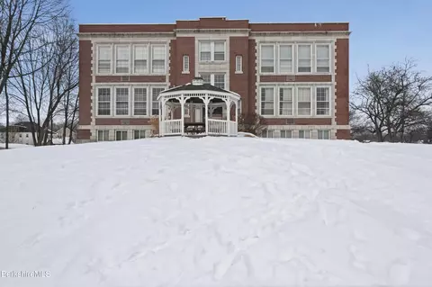 81 Dartmouth St #108, Pittsfield, MA 01201