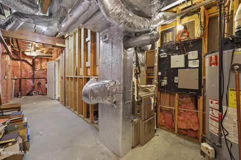 Entry Way - 2 Amy Ct, Pittsfield, MA 01201 photo 2 of 2