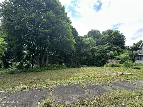 33 Circular Ave, Pittsfield, MA 01201 photo 4