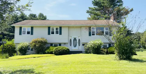 127 Oak Hill Rd, Pittsfield, MA 01201