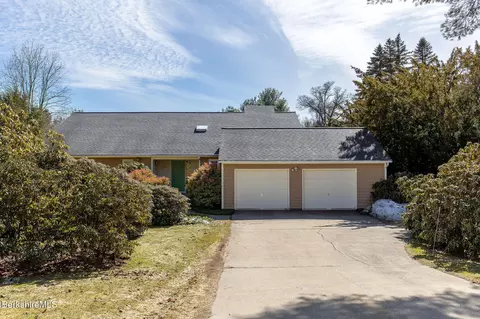 103 Gravesleigh Ter, Pittsfield, MA 01201