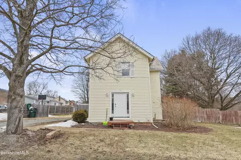 19 Fisk St, Cheshire, MA 01225