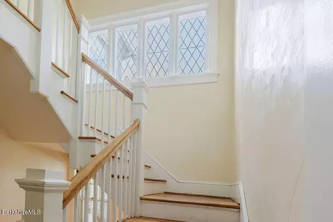 Entry Way - 168 Main St, Sheffield, MA 01257 photo 4 of 8