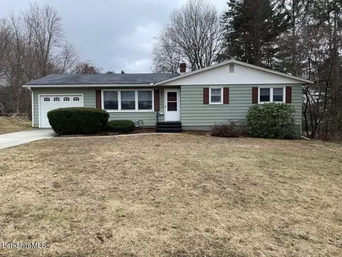 18 Morningview Dr, Pittsfield, MA 01201