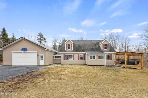 43 Bergblume Cir, Stamford, VT 05352