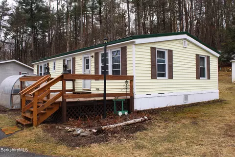 26 Lakewood Cir, Pittsfield, MA 01201