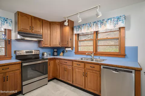 Kitchen - 193 Cold Spring Rd, Williamstown, MA 01267 photo 2 of 2