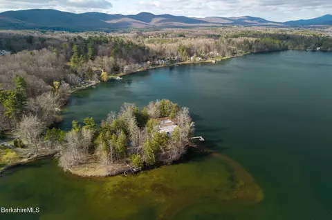 122 Blythewood Dr, Pittsfield, MA 01201