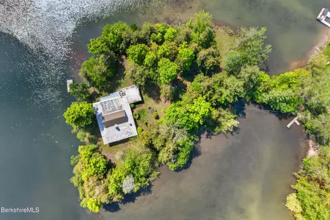 122 Blythewood Dr, Pittsfield, MA 01201