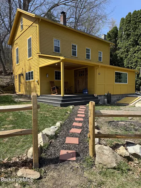 43 Hart St, Housatonic, MA 01236