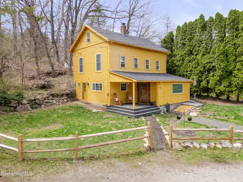 43 Hart St, Housatonic, MA 01236