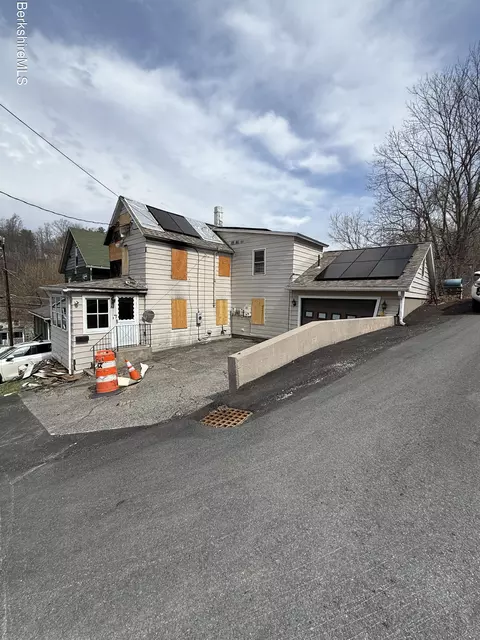 82 Dublin St, Lee, MA 01238