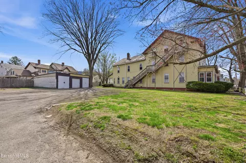 17 Adams St, Easthampton, MA 01027