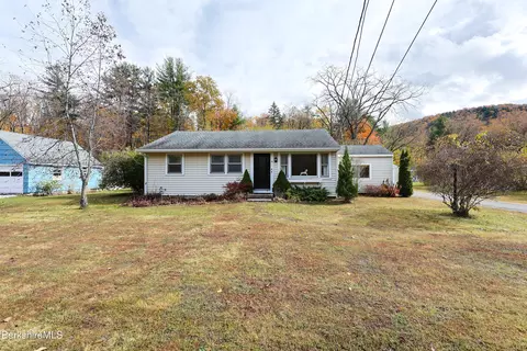 16 E New Lenox Rd, Lenox, MA 01240