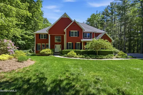 9 Eastbrook Ln, Pittsfield, MA 01201