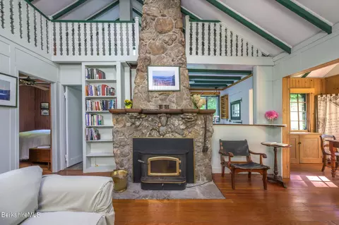 22 Mahkeenac Heights Rd, Stockbridge, MA 01262