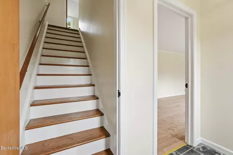 Entry Way - 98 N Rd, Monroe, MA 01350 photo 2 of 2