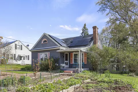 16 Kensington Ave, Pittsfield, MA 01201