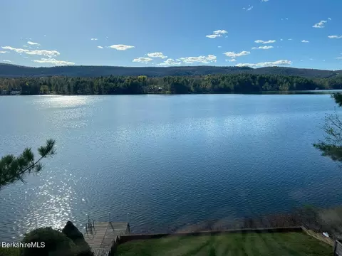 10 Mahkeenac Shores Rd, Stockbridge, MA 01262