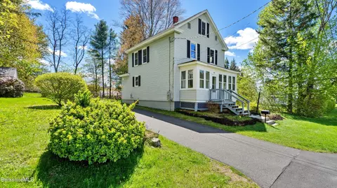 8 Mohegan St, Pittsfield, MA 01201