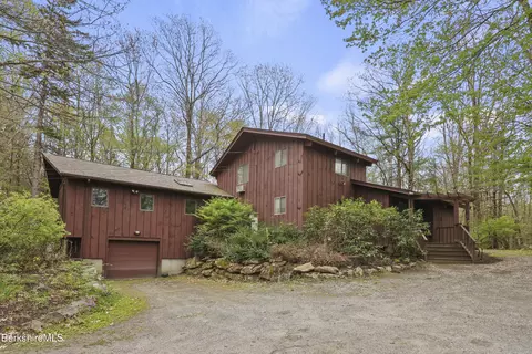 422 Bonny Rigg Hill Rd, Becket, MA 01223