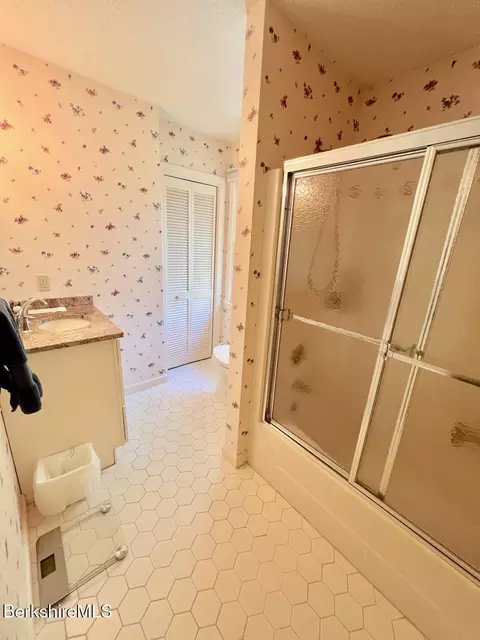Bath - 70 Galway Ct, Lenox, MA 01240 photo 3 of 5
