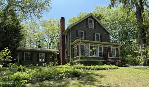 6 Beacon Hl, Great Barrington, MA 01230