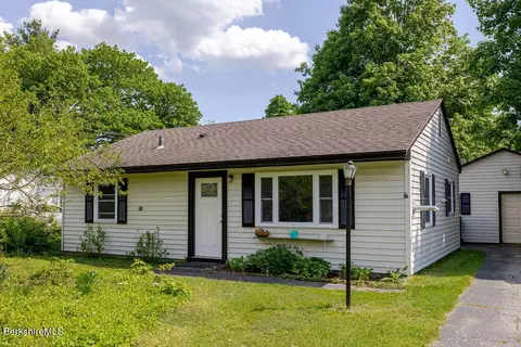 11 Wyantenuck St, Housatonic, MA 01236